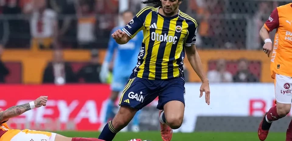 Jugador de Fenerbahçe corriendo tras el balón en partido