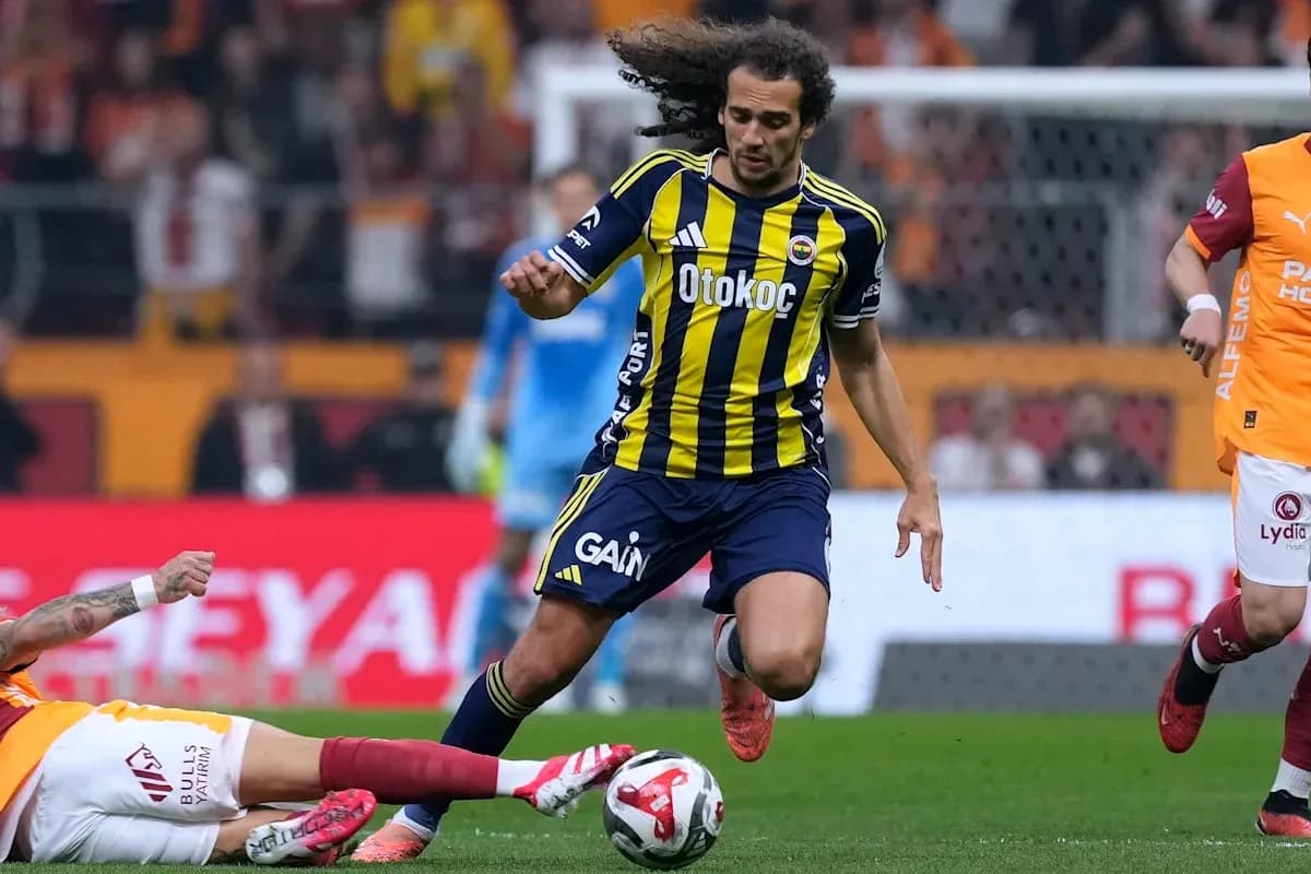 Jugador de Fenerbahçe corriendo tras el balón en partido