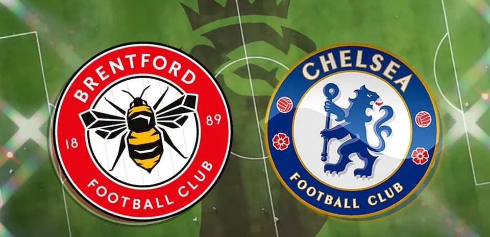 Logos de Brentford y Chelsea en el campo de fútbol