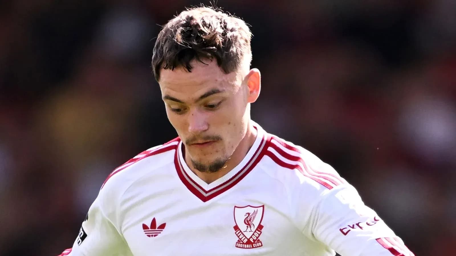 Jugador de Liverpool con camiseta blanca en acción