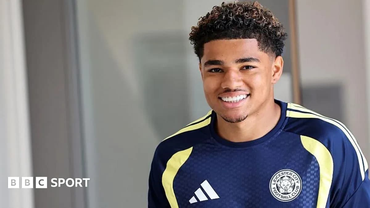 Jugador de Leicester City sonriendo en uniforme