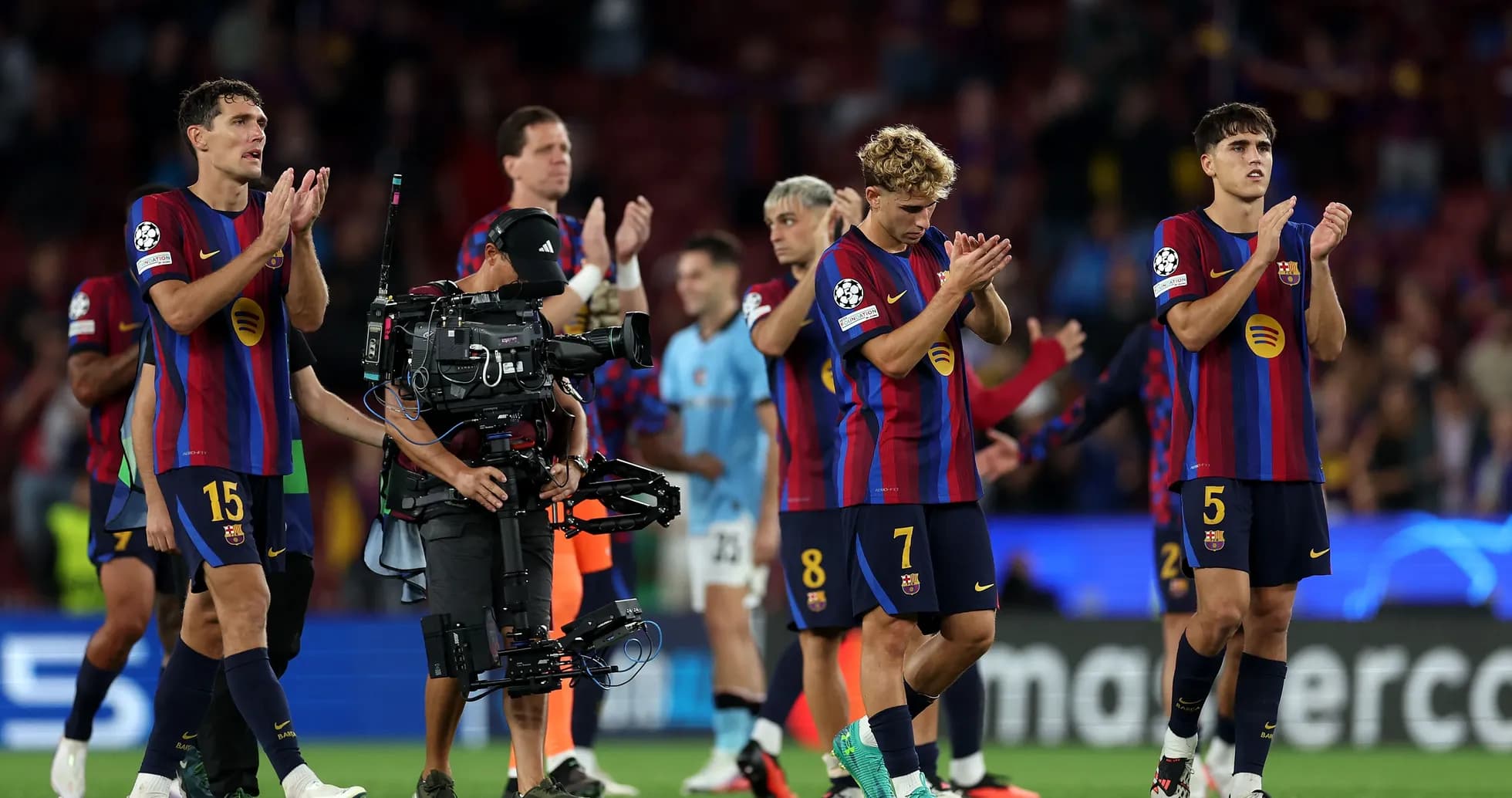Jugadores del Barcelona aplaudiendo tras el partido