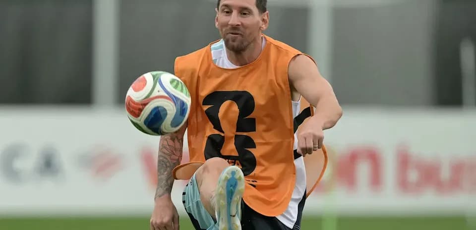 Jugador entrenando y controlando un balón en el campo