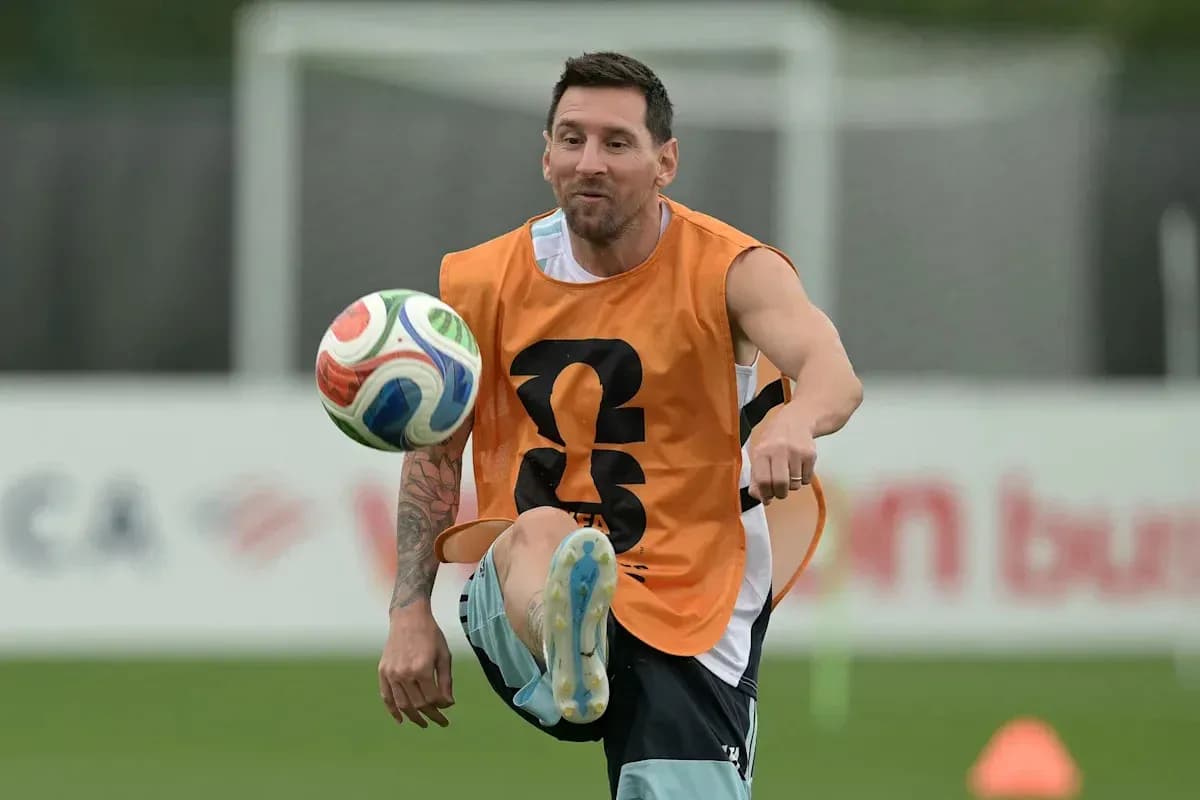 Jugador entrenando y controlando un balón en el campo