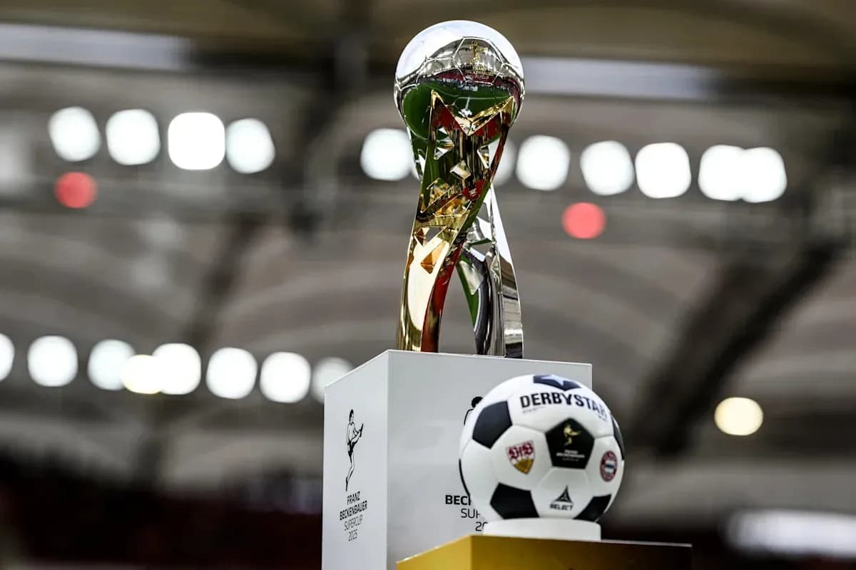 Trofeo Franz Beckenbauer y balón de fútbol