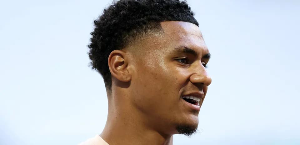 Jugador hablando durante una entrevista en campo