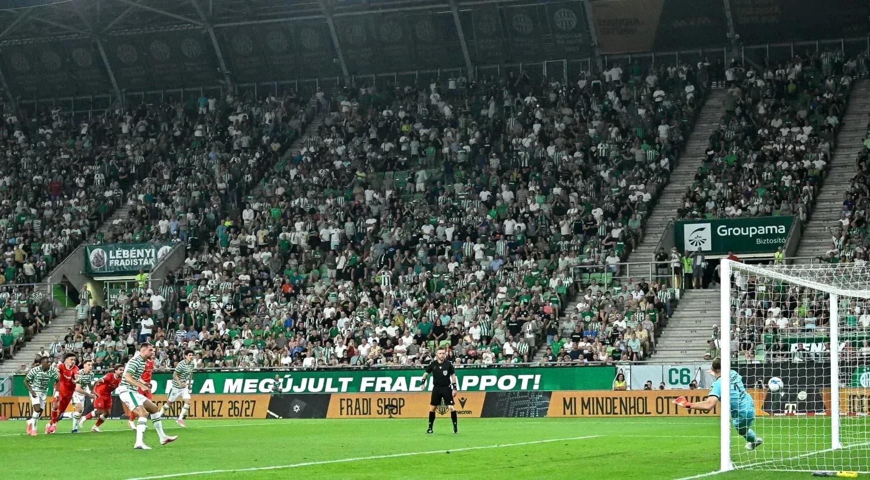 Tiro penalti en el partido Ferencvarosi TC