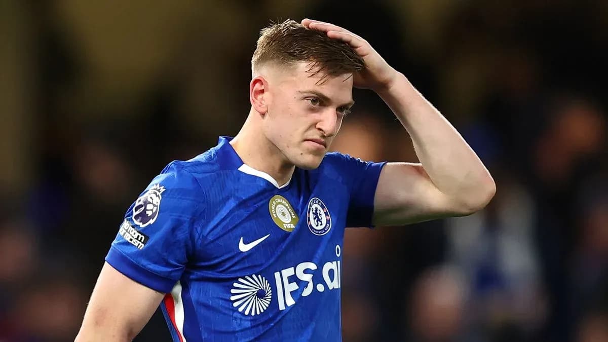 Jugador de Chelsea con camiseta azul en el campo