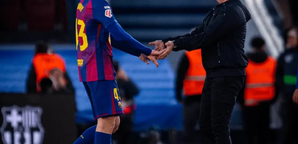 Jugador saludando al entrenador en el banquillo