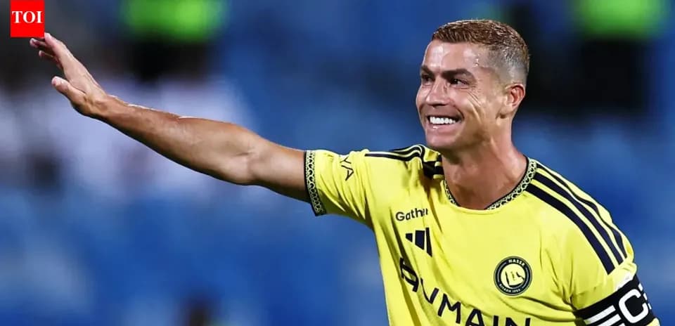 Cristiano Ronaldo saludando como capitán del equipo