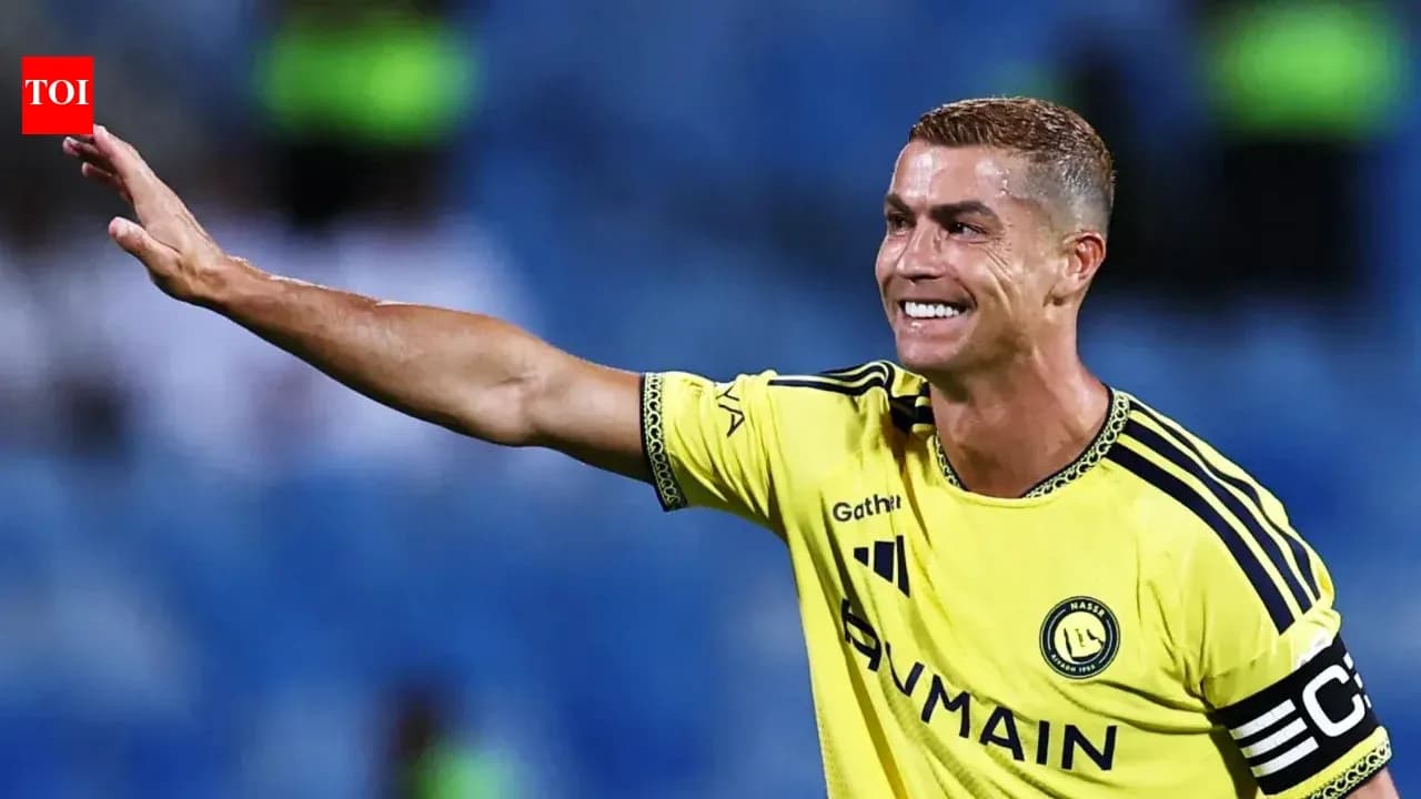 Cristiano Ronaldo saludando como capitán del equipo
