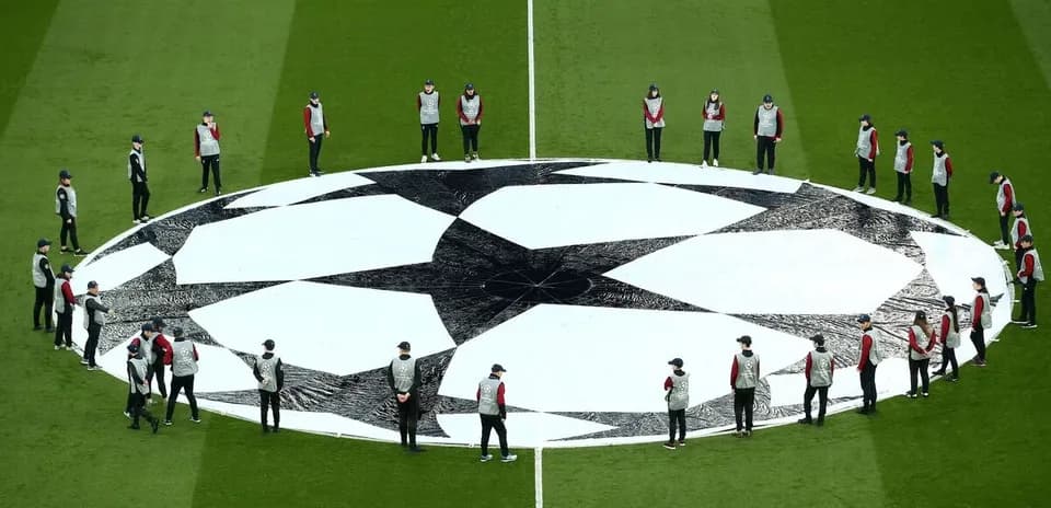 Personas colocando el logo de la Champions League