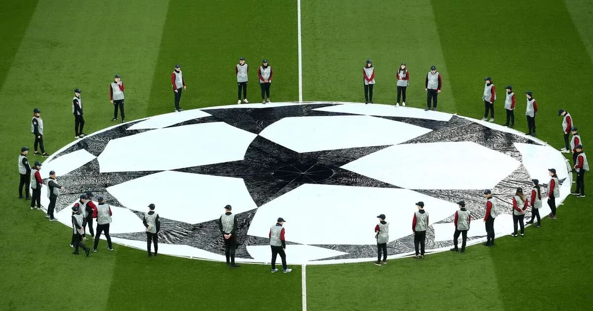 Personas colocando el logo de la Champions League