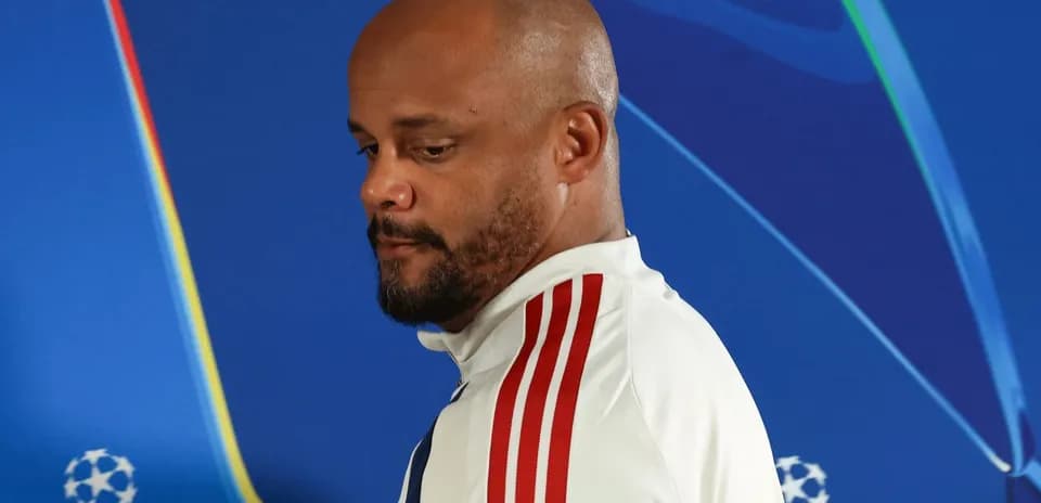 Hombre con camiseta blanca en conferencia de prensa