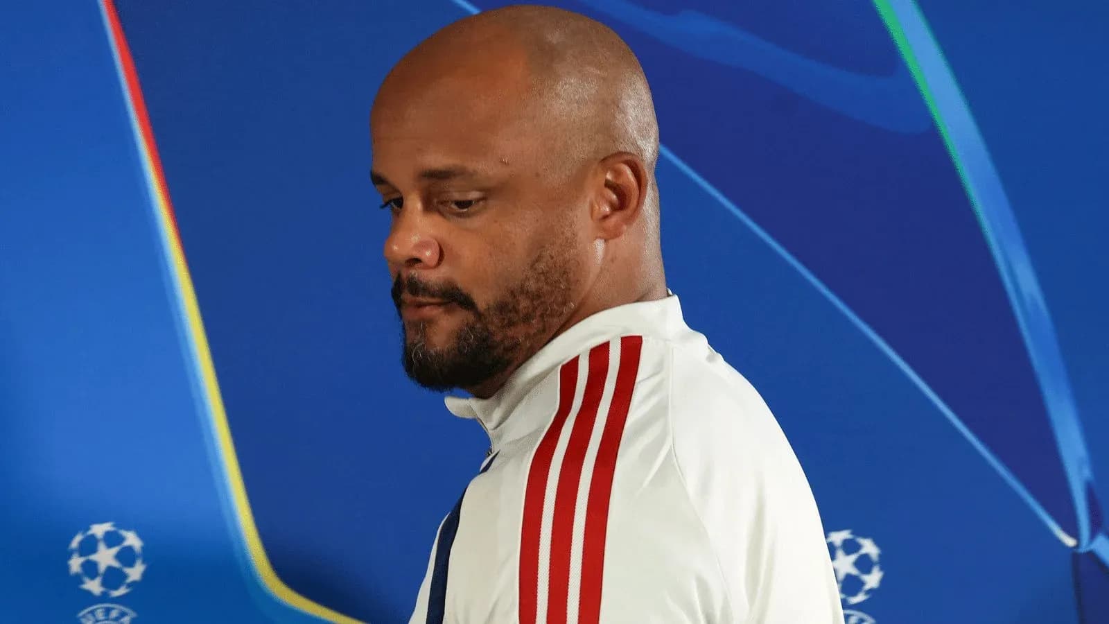 Hombre con camiseta blanca en conferencia de prensa
