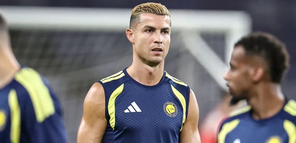 Jugador entrenando con camiseta sin mangas en el campo
