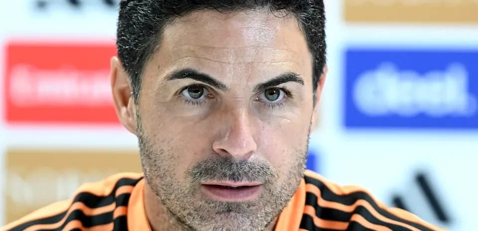 Entrenador en conferencia de prensa