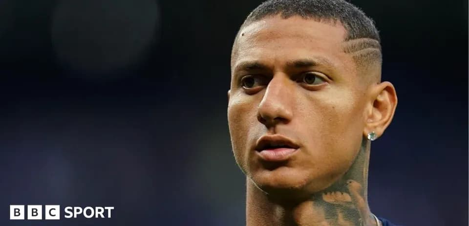 Jugador con tatuaje y peinado en campo de fútbol