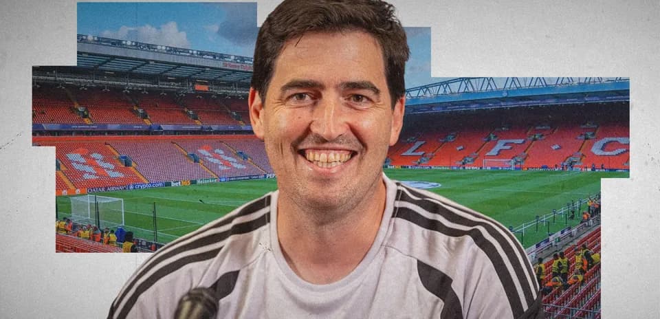 Entrenador sonriente en el estadio Anfield de Liverpool