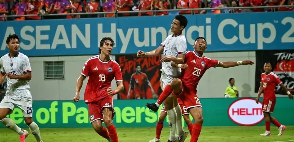 Jugadores en acción durante partido de fútbol
