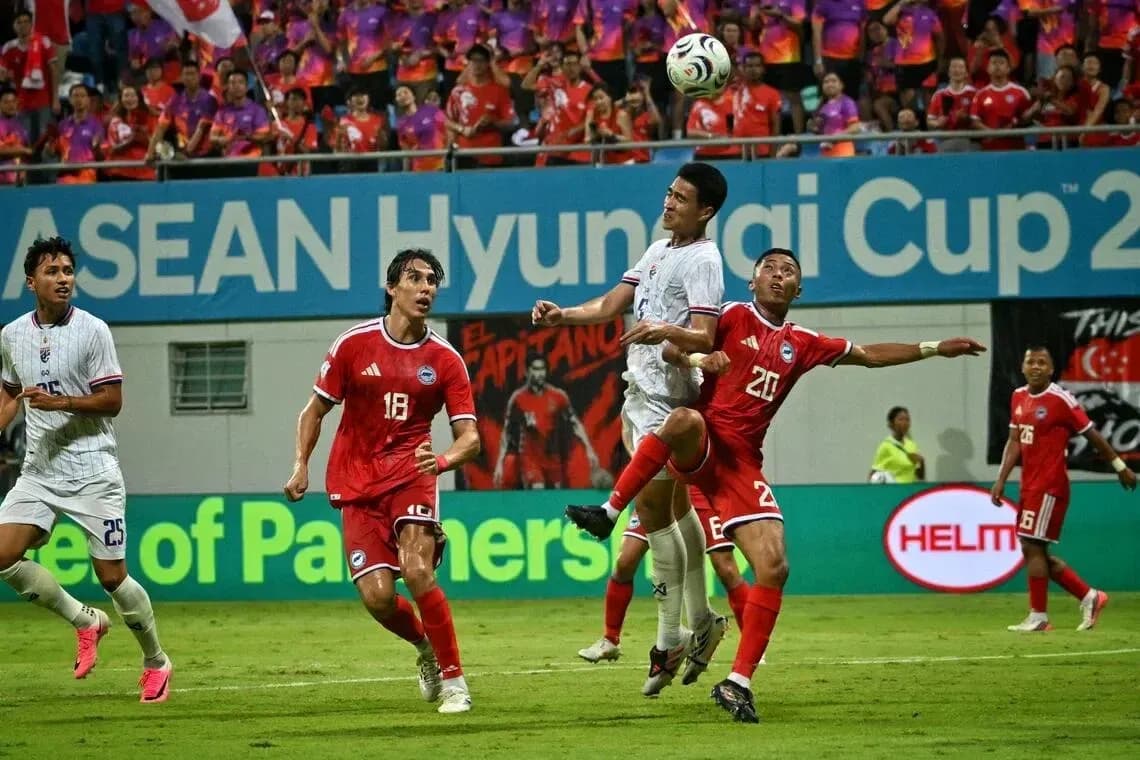 Jugadores en acción durante partido de fútbol