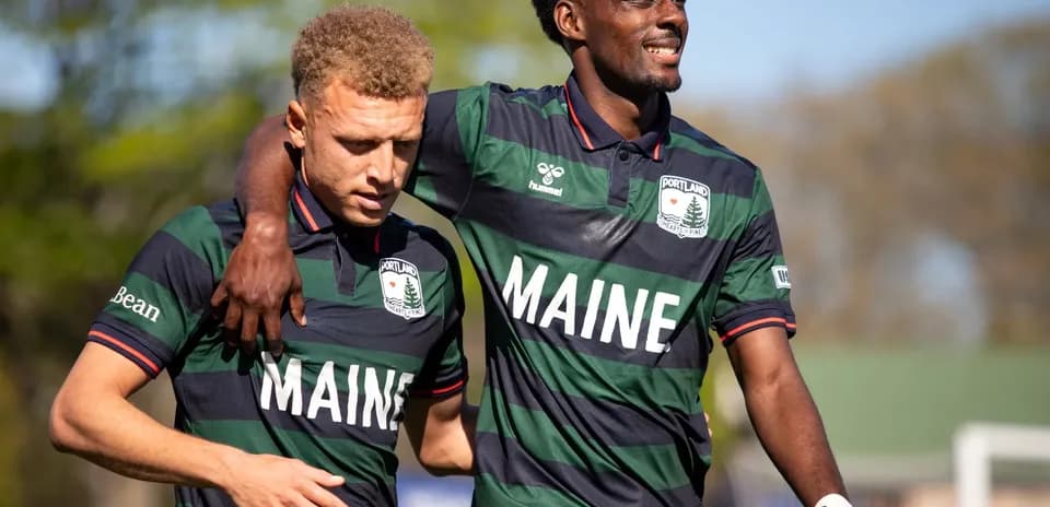 Dos jugadores de Portland Hearts of Pine en el campo