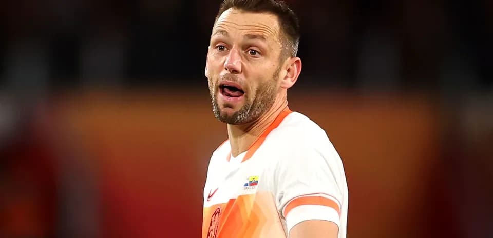 Jugador de fútbol con camiseta naranja en el campo