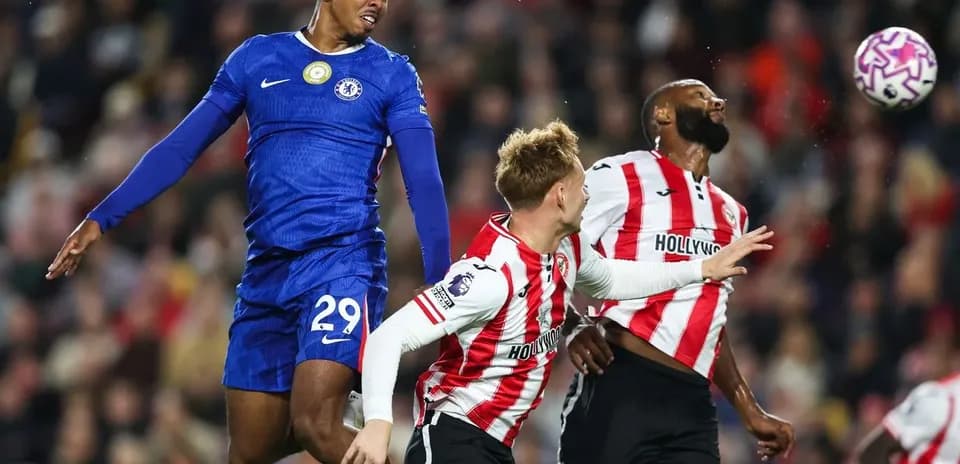 Jugador de Chelsea saltando durante el partido