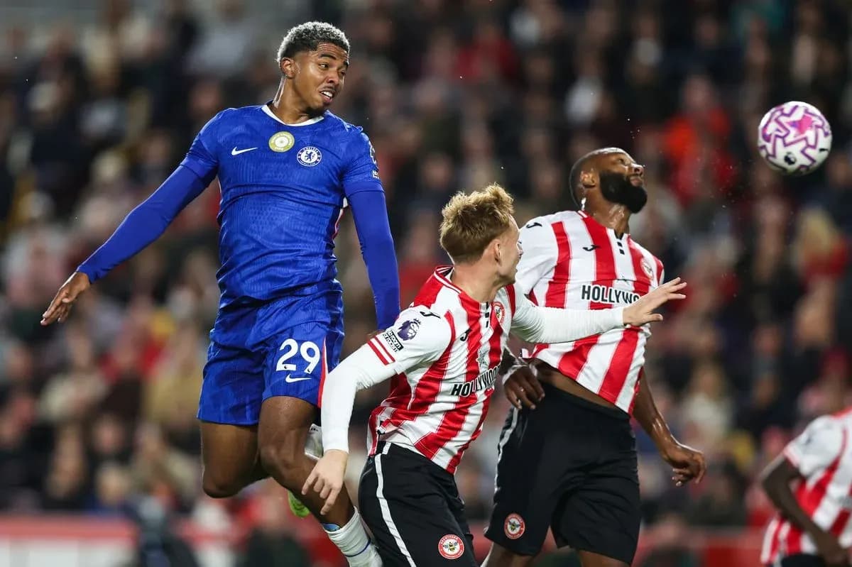 Jugador de Chelsea saltando durante el partido
