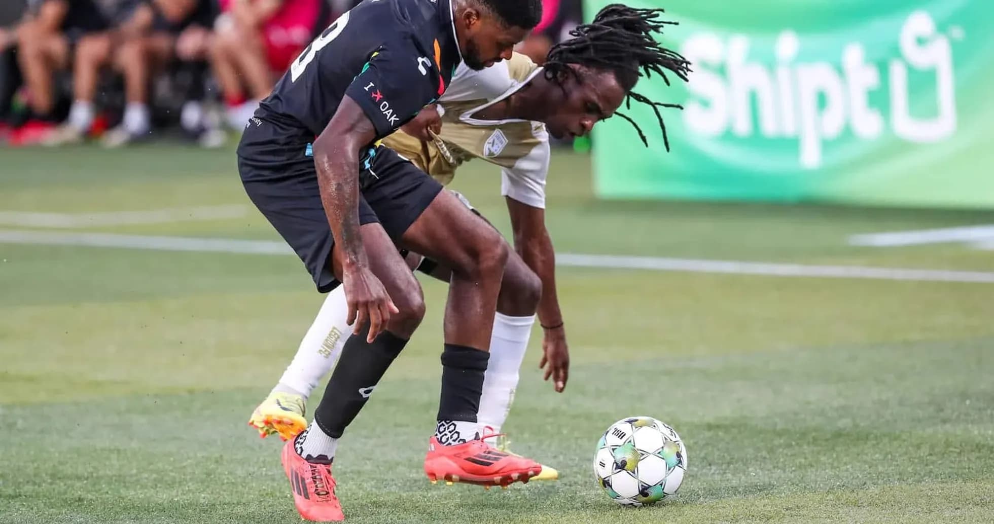 Dos jugadores compiten por el balón en el partido