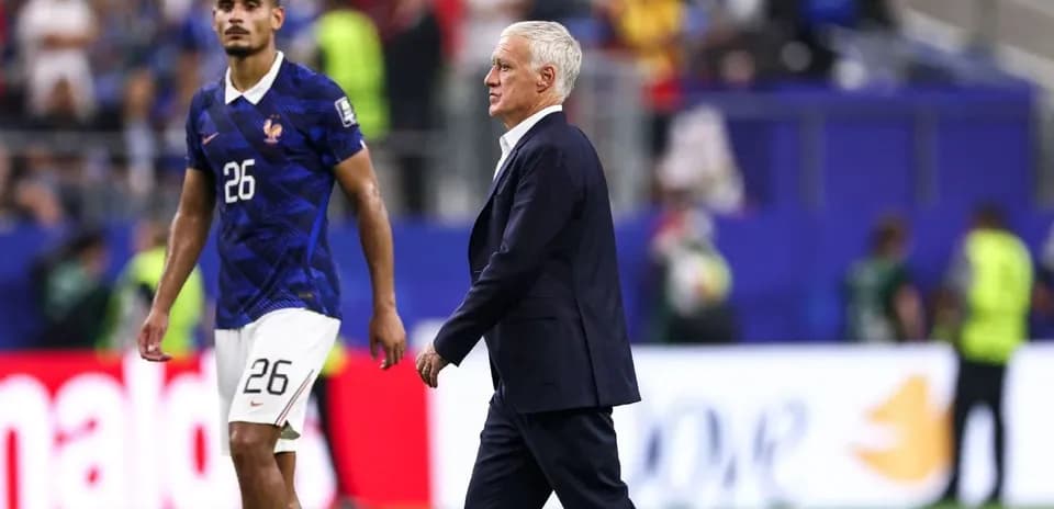 Entrenador de Francia caminando con jugador tras partido
