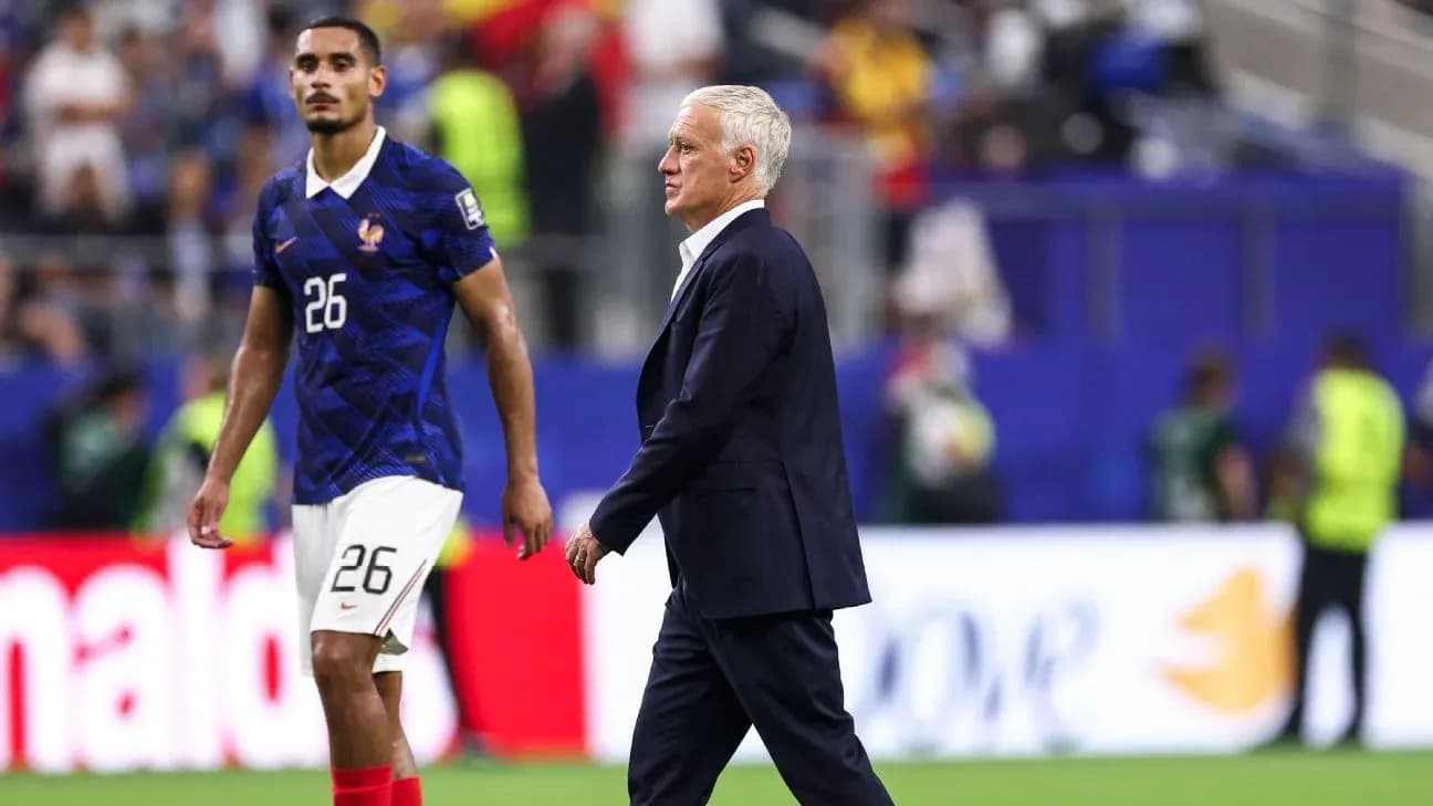 Entrenador de Francia caminando con jugador tras partido