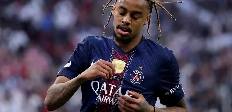 Jugador de PSG sosteniendo medalla en el pecho