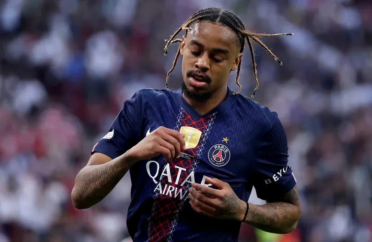 Jugador de PSG sosteniendo medalla en el pecho
