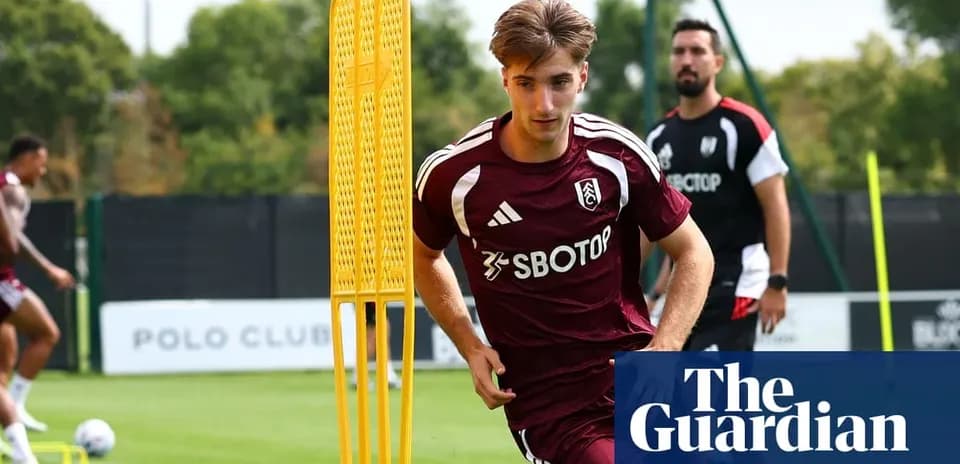 Jugador de Fulham entrenando en el campo de práctica
