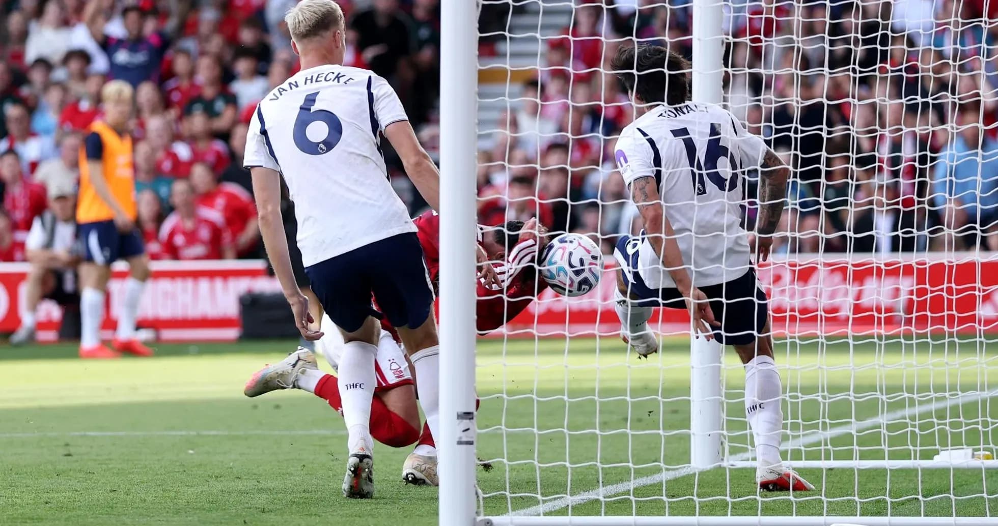 Gol de Nottingham Forest en el partido