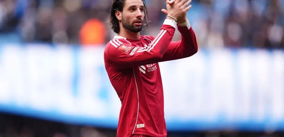 Jugador aplaudiendo al público durante el partido