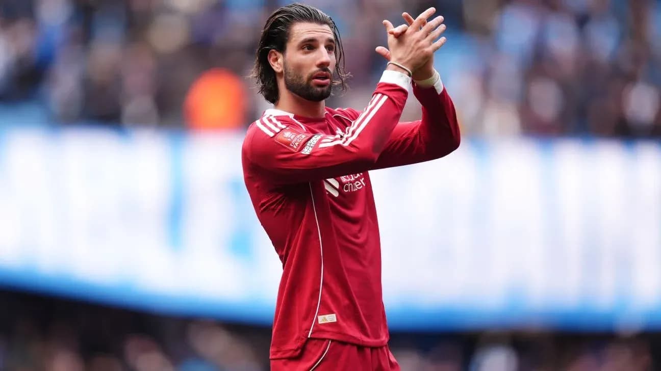 Jugador aplaudiendo al público durante el partido