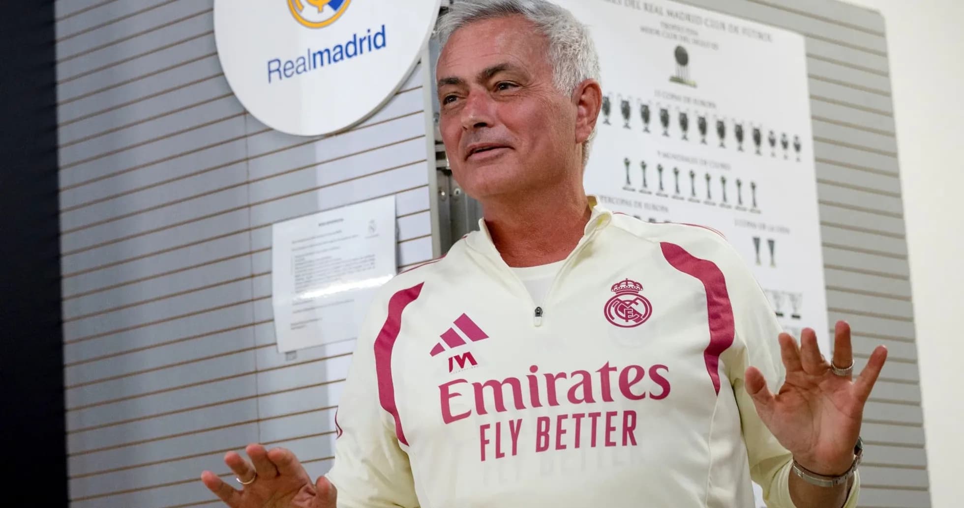 Entrenador hablando en la sala de prensa del Real Madrid