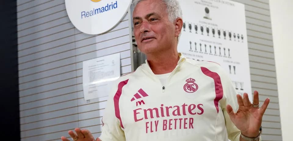 Entrenador hablando en la sala de prensa del Real Madrid