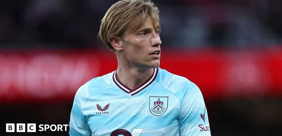 Jugador de Burnley con camiseta azul durante partido