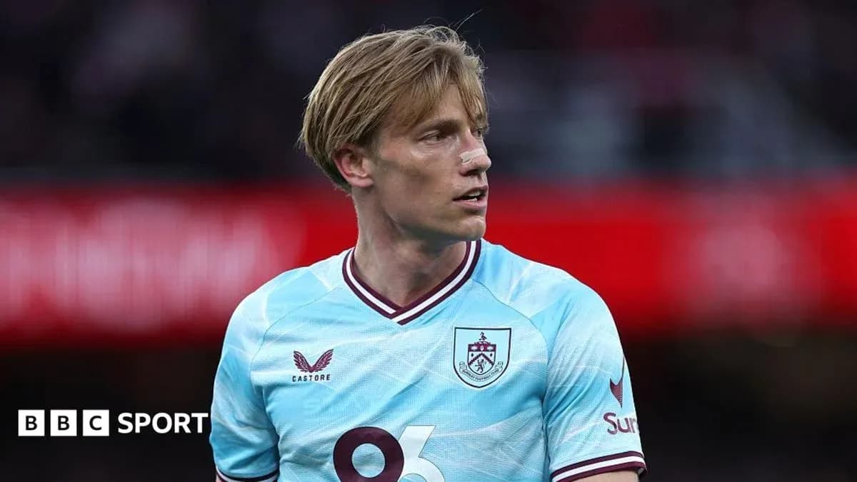 Jugador de Burnley con camiseta azul durante partido