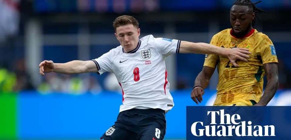 Jugador inglés luchando por el balón durante el partido