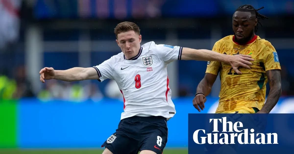 Jugador inglés luchando por el balón durante el partido