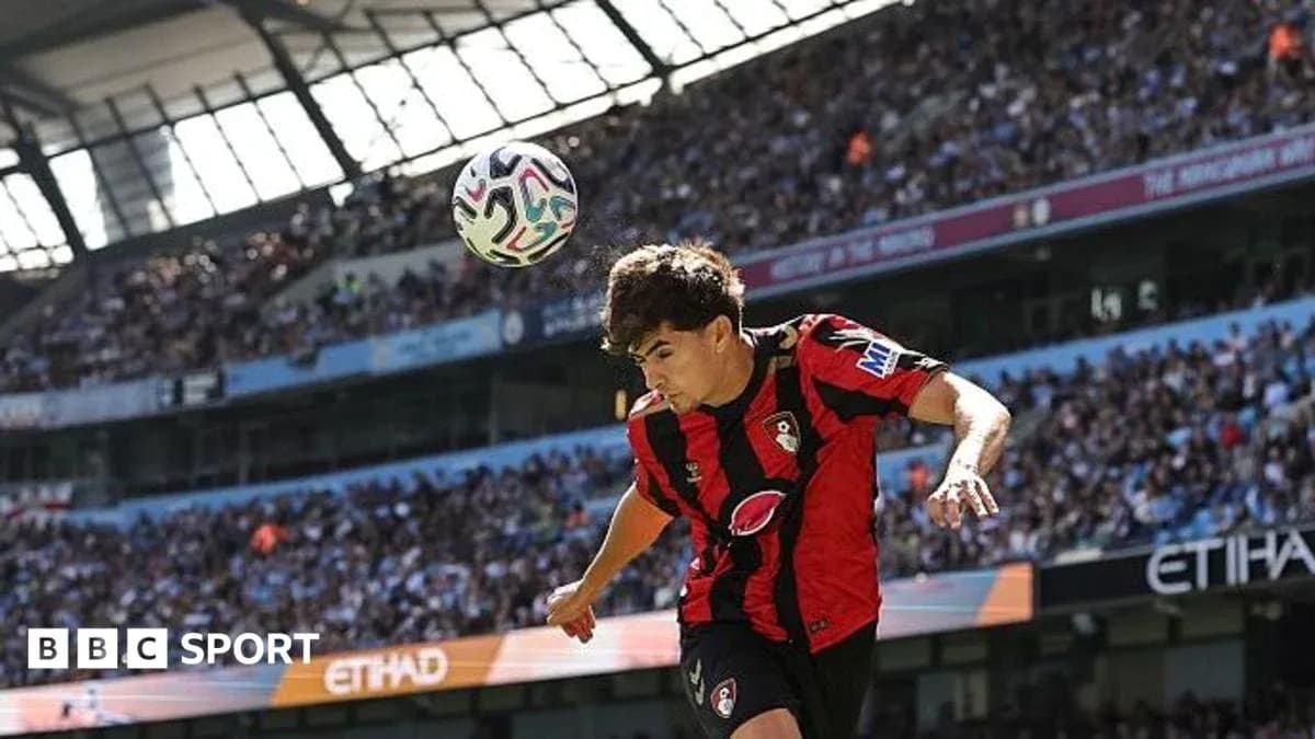 Jugador de Bournemouth cabeceando el balón en el estadio