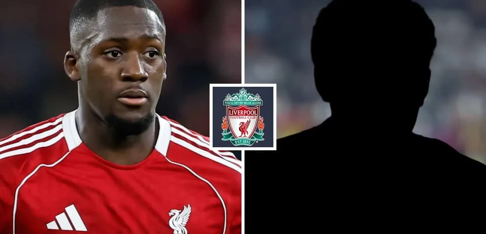 Jugador de Liverpool en uniforme rojo y silueta oscura