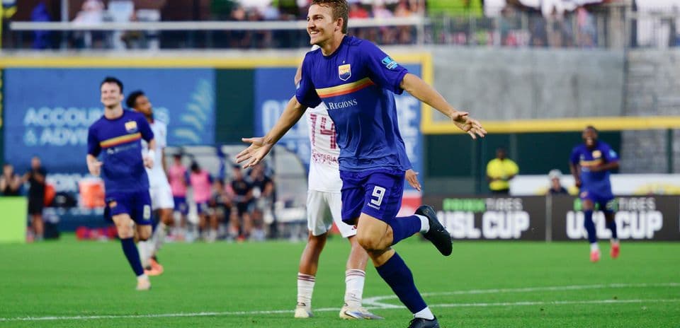 Jugador celebrando un gol en el partido