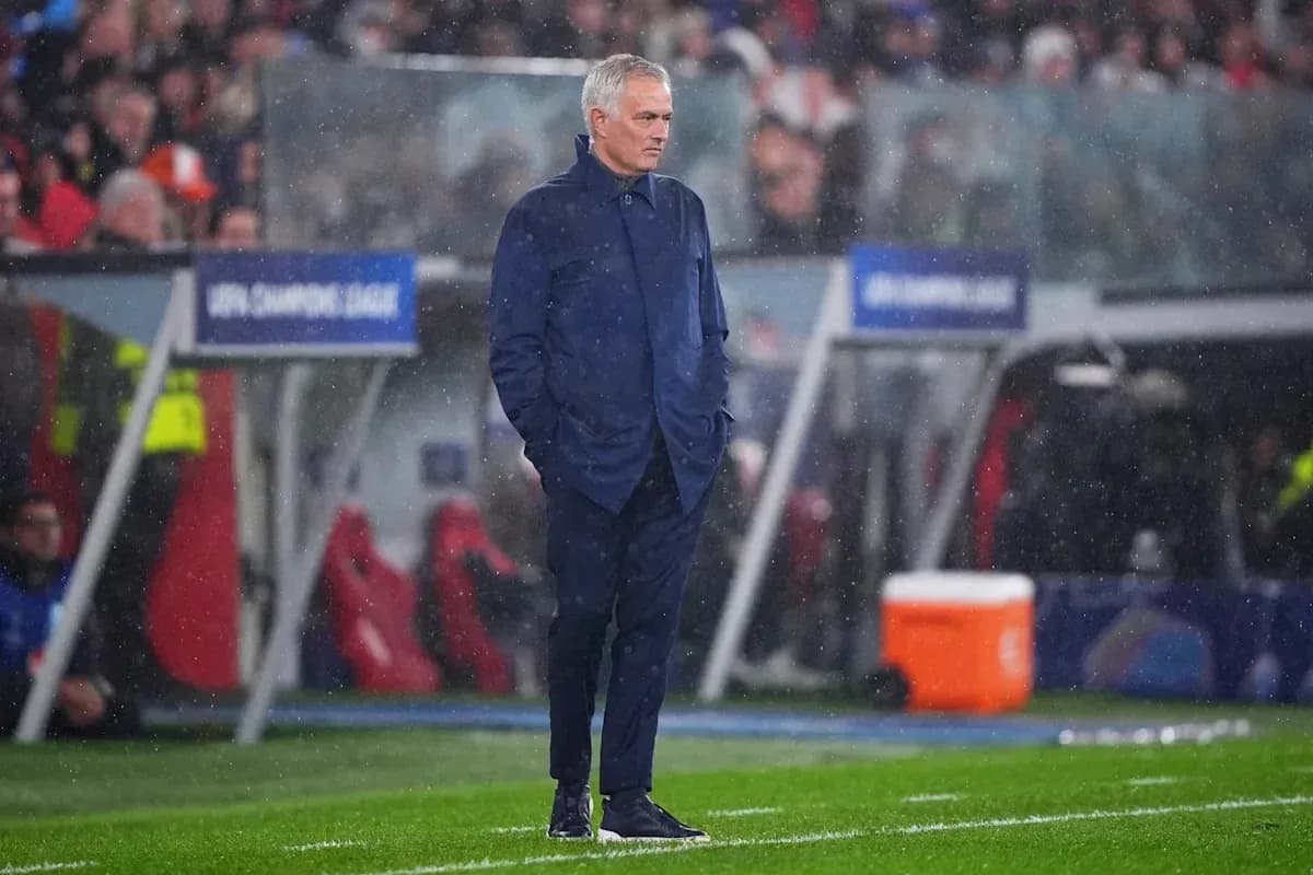 Entrenador en la línea de banda bajo la lluvia