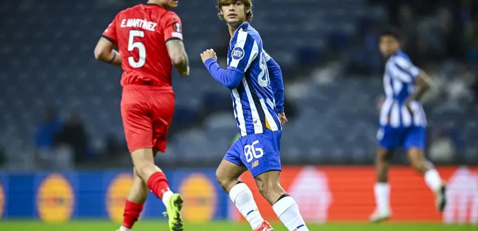 Jugador de Porto driblando a defensa rival en el campo