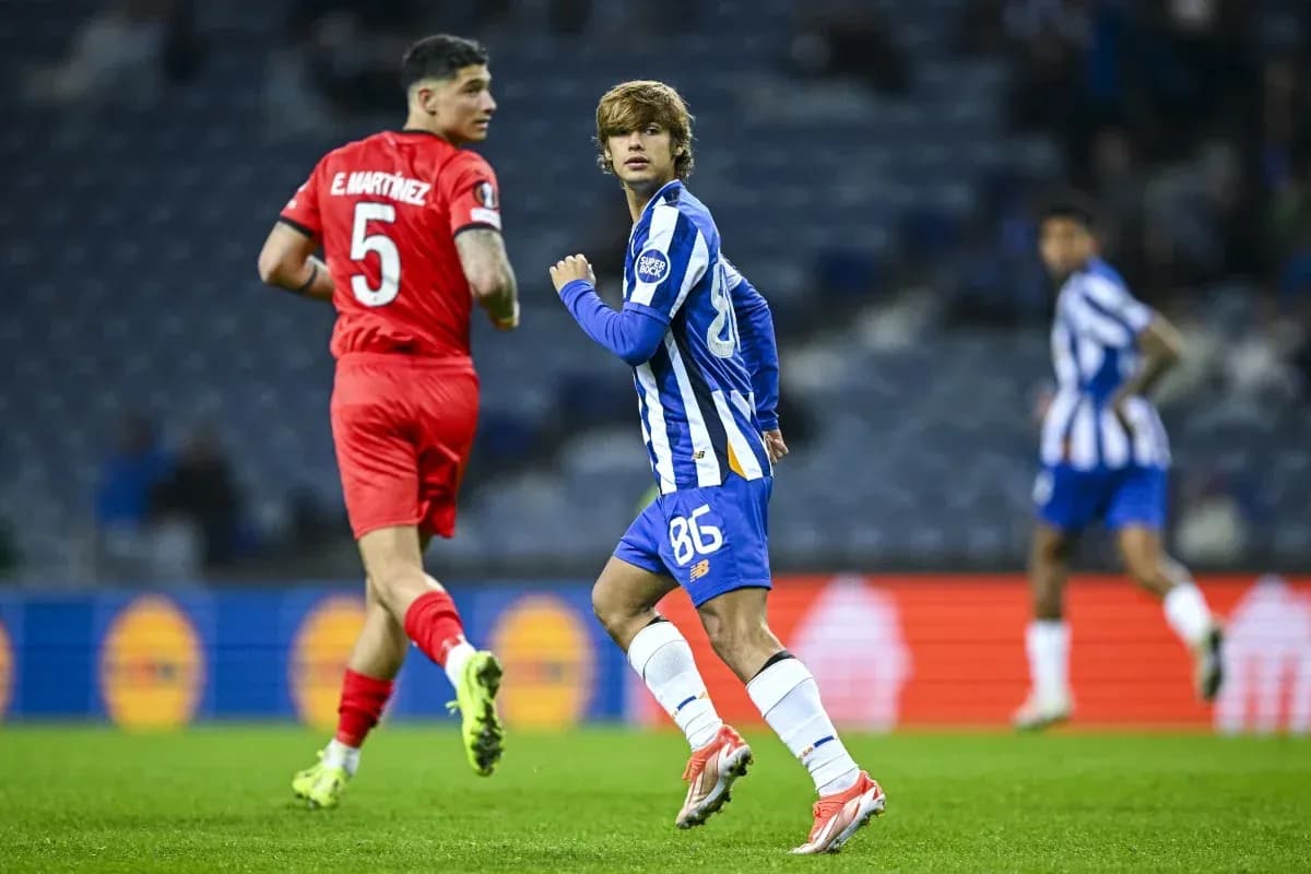 Jugador de Porto driblando a defensa rival en el campo